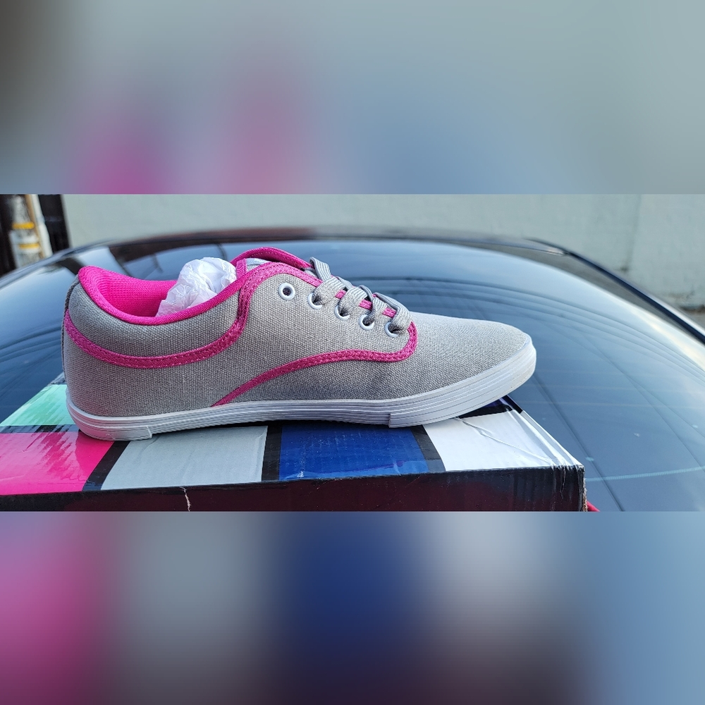 Tennis shoes
